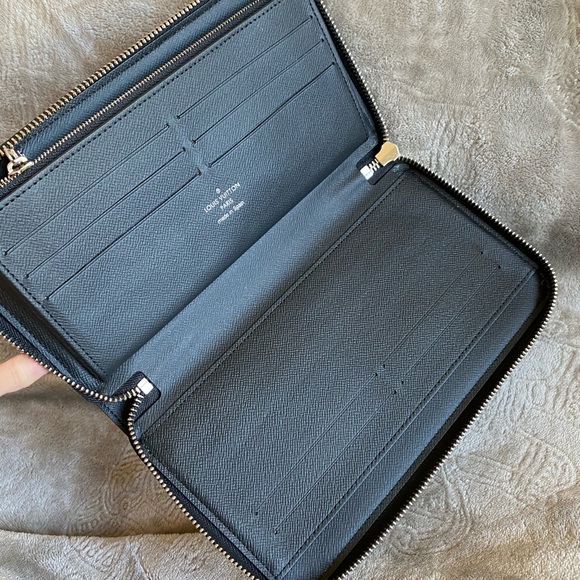 SOLD. Louis Vuitton large zippy organizer - Picture 6 of 10